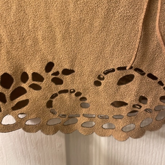 Tan faux suede sleeveless v-neck shirred laser cut tie front  top size small - Picture 4 of 9